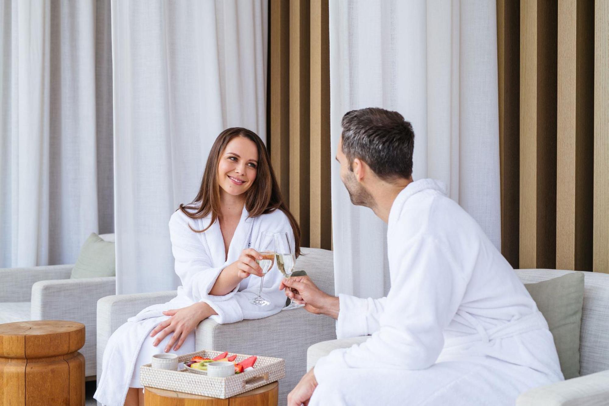 The Westin Perth Exterior foto A couple wearing bathrobes